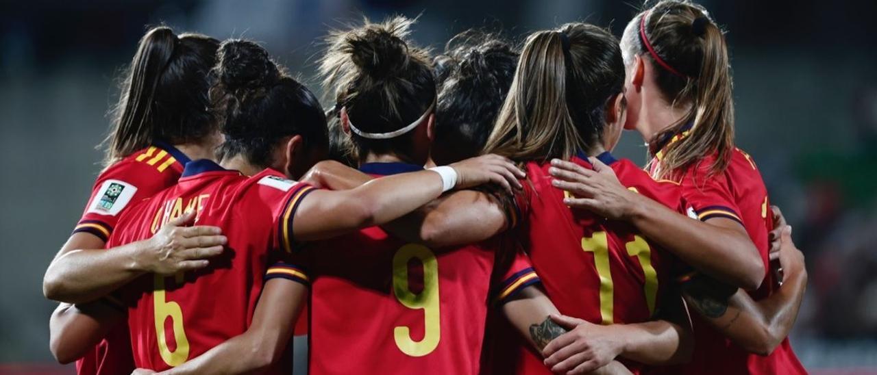 Las jugadoras de la selección femenina de fútbol celebran un gol.