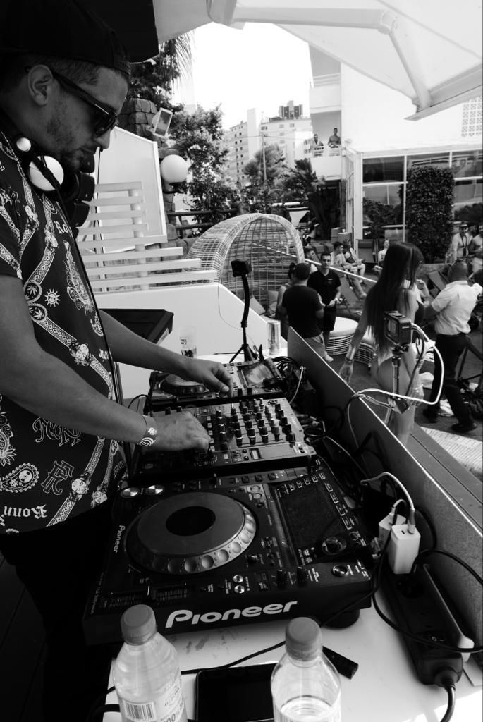 El artista actúa en una Pool Party en Benidorm.