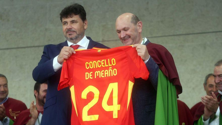 Louzán (derecha) entrega una camiseta de la selección española al alcalde Carlos Viéitez. | Noé Parga