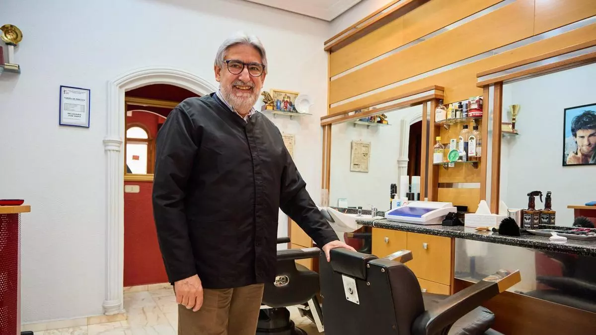 Tras más de 50 años en el oficio, el peluquero José María García Reveriego se jubila en Cáceres