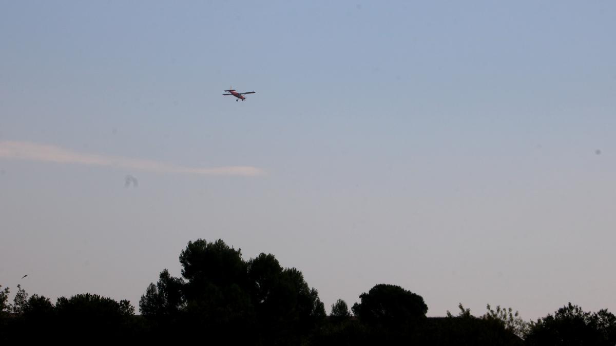 Pla mitjà d&#039;una avioneta aterrant a l&#039;aeròdrom de Sant Fruitós de Bages