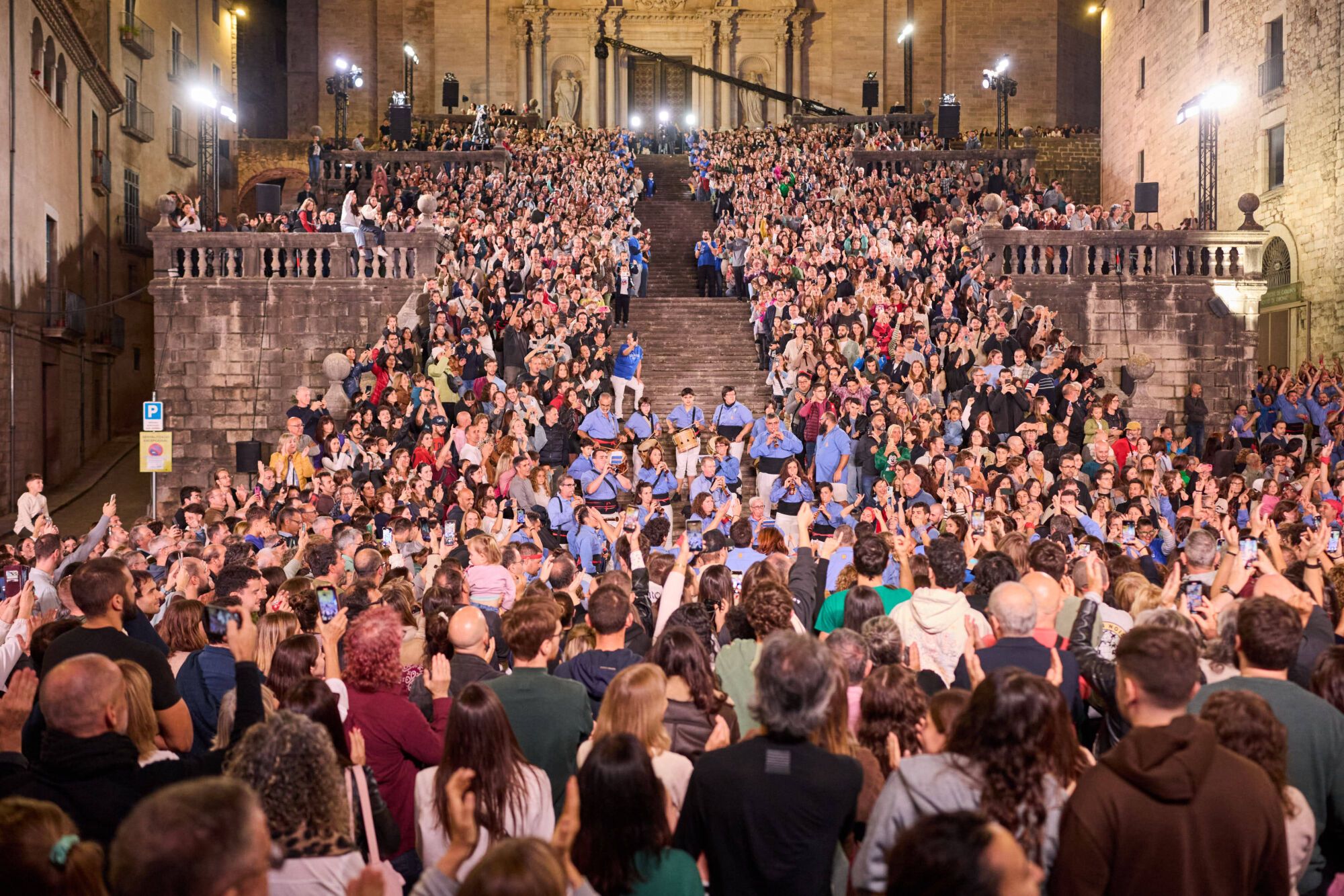 Les imatges de la pujada del pilar de 4 a les escales de la Catedral