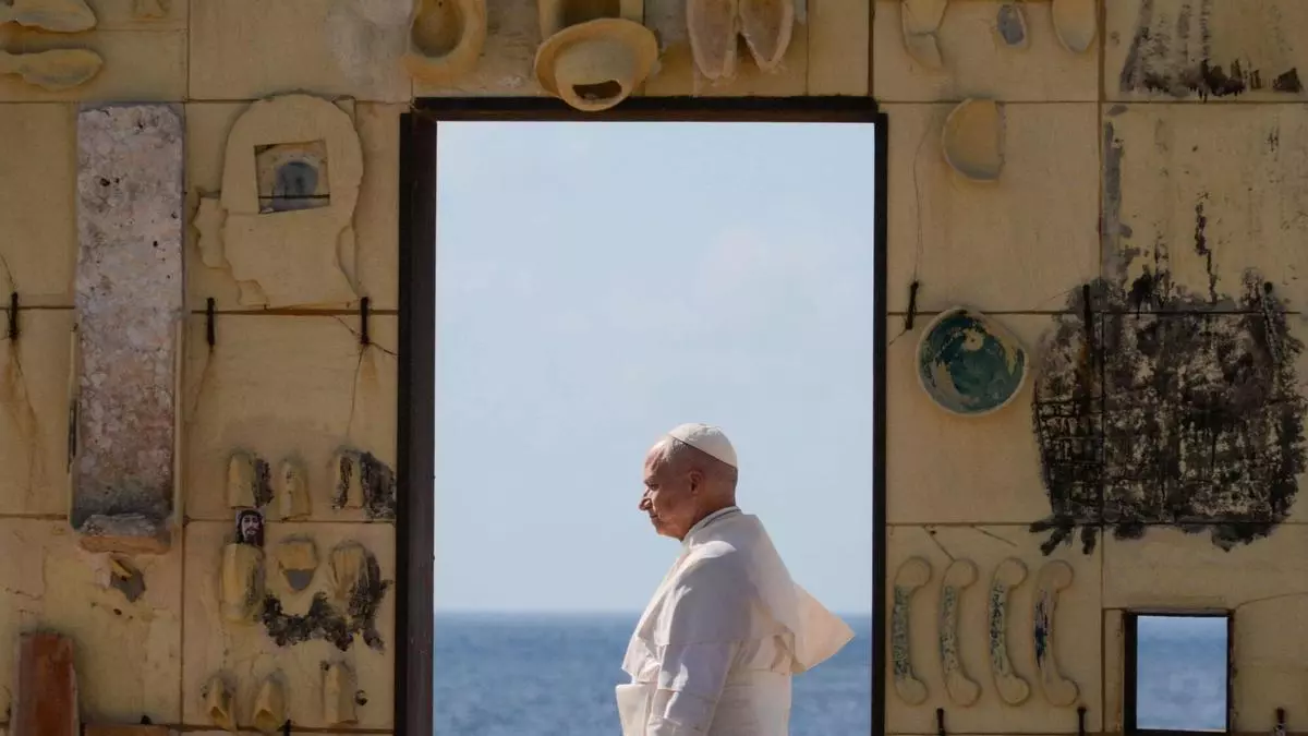 León XIV homenajea a los migrantes fallecidos en el Mediterráneo como parte de su visita a Lampedusa