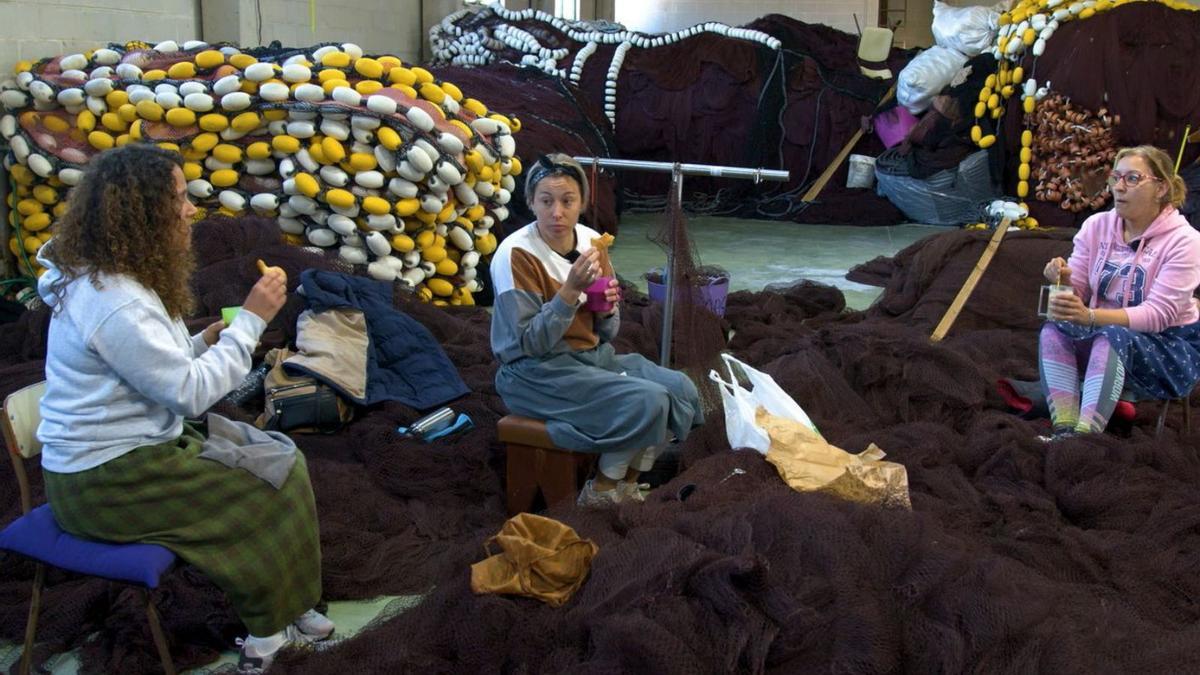 Rosa Pardo (centro), nun descanso do traballo con dúas compañeiras en Portosín.