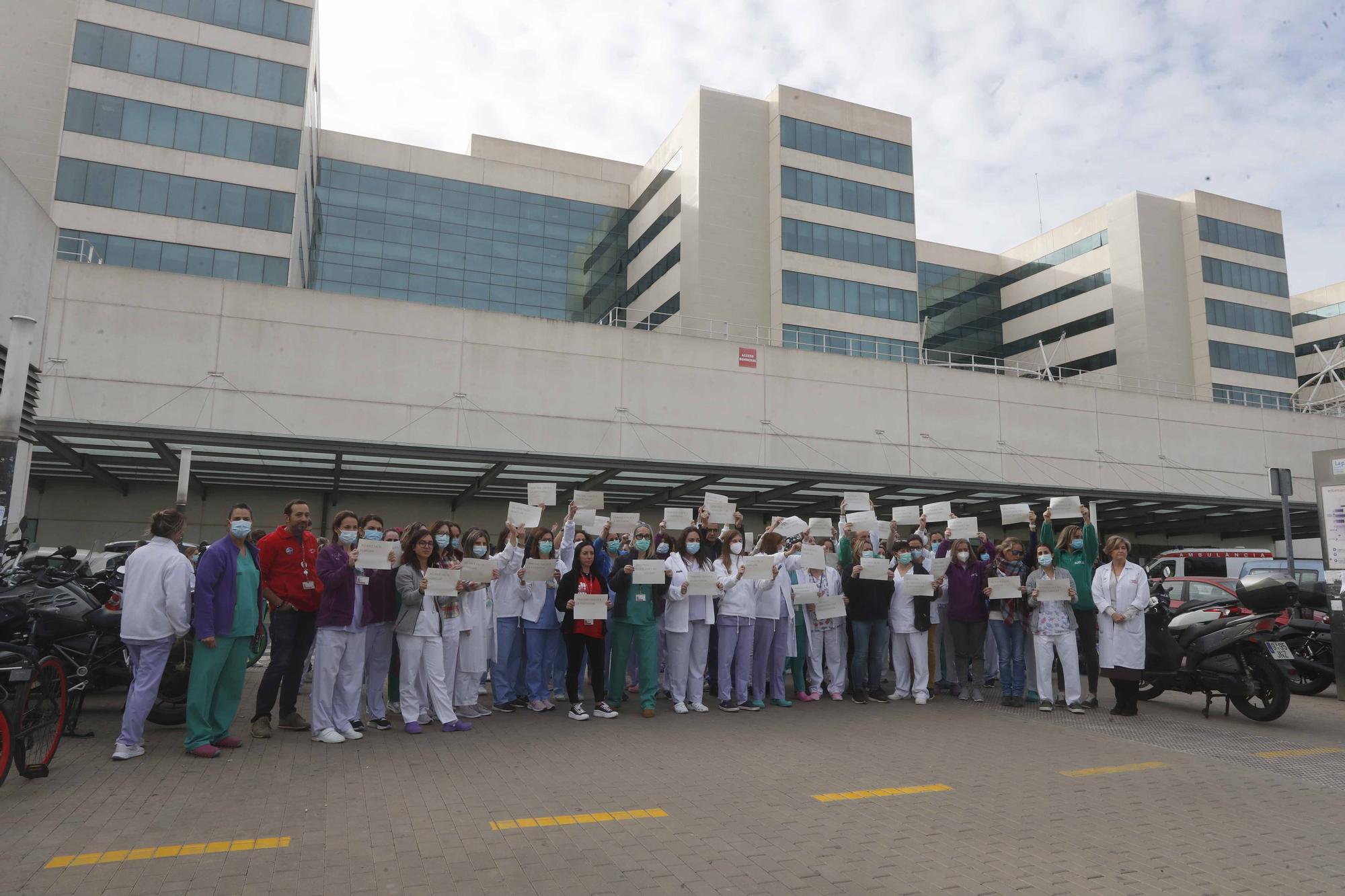 Los sanitarios se manifiestan a las puertas de La Fe por las oposiciones