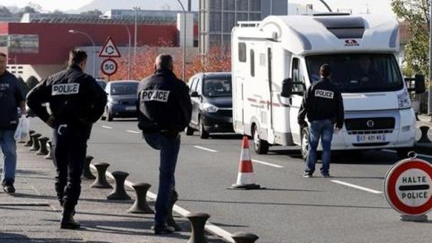 Un control de la policia francesa arran dels atemptats a París.