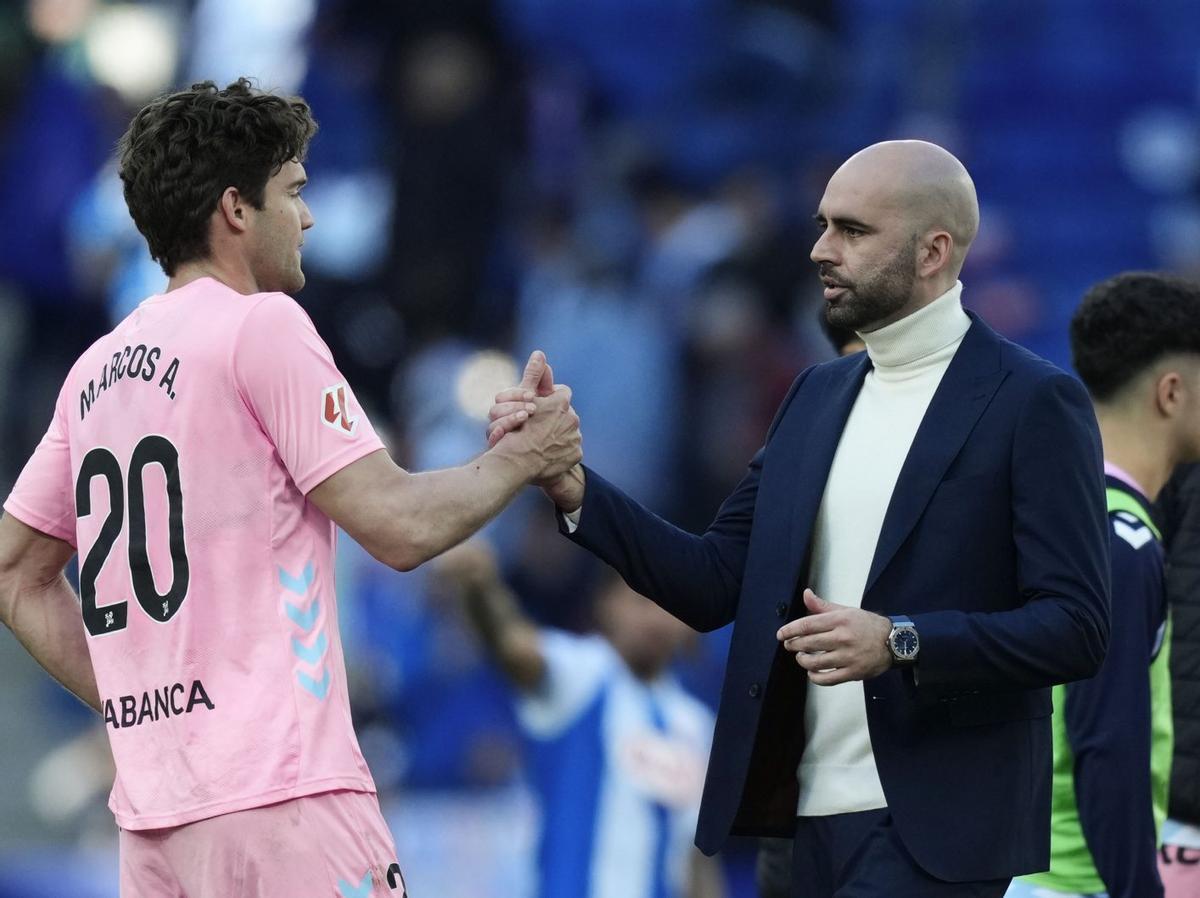 Marcos Alonso y Claudio se saludan a la conclusión del partido. | EFE