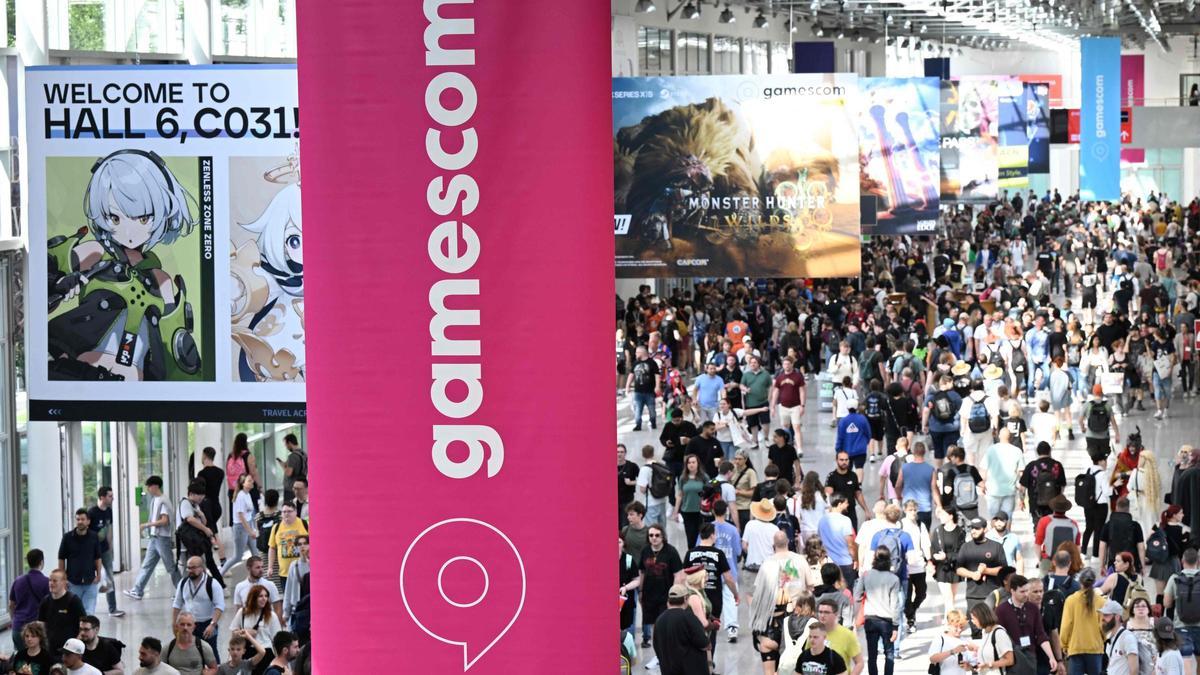 Asistentes a la feria del vídeo juego Gamescom, en Colonia.