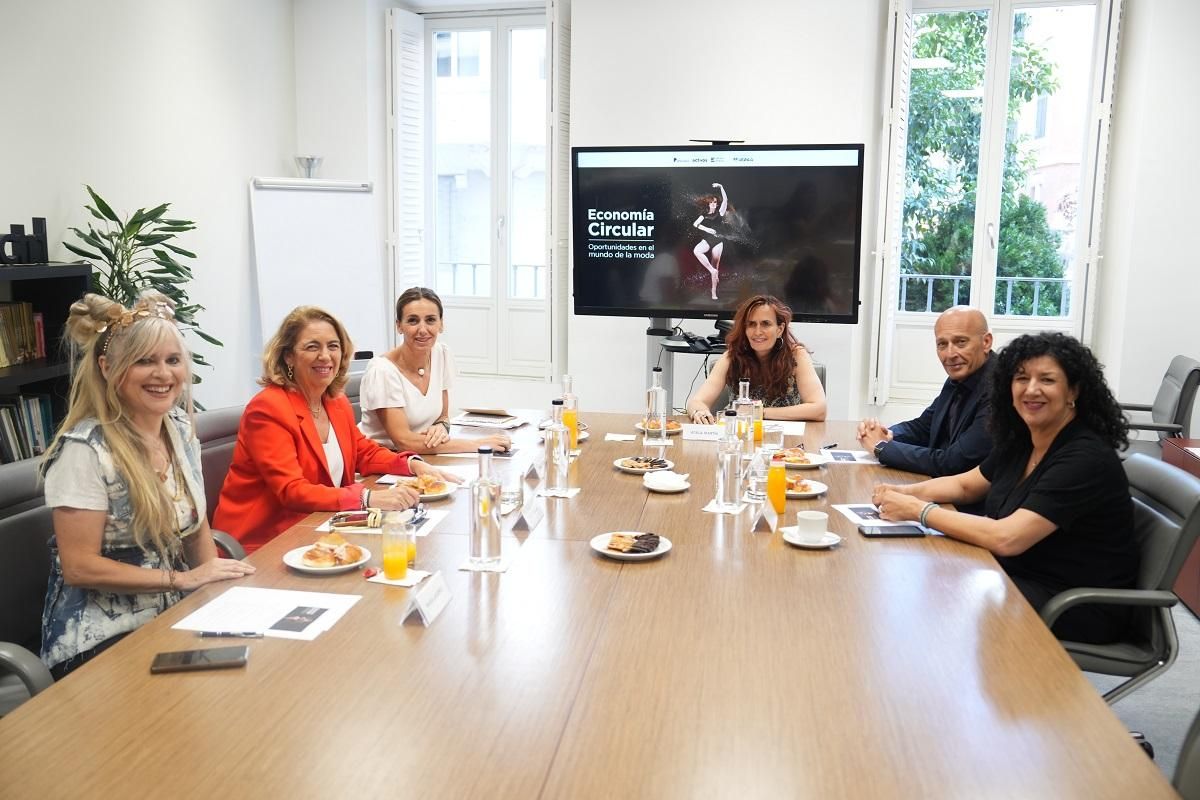 De izquierda a derecha, María Lafuente, diseñadora de moda; Alicia García Franco, directora general de la Federación Española de la Recuperación y el Reciclaje; Isabel Rivadulla, directora de Comunicación y Márketing de Signus, Atala Martín, periodista de Prensa Ibérica; Alberto Fernández Santamaría, director de Operaciones de Re-viste, y Gema Gómez, directora ejecutiva y fundadora de Slow Fashion Next.