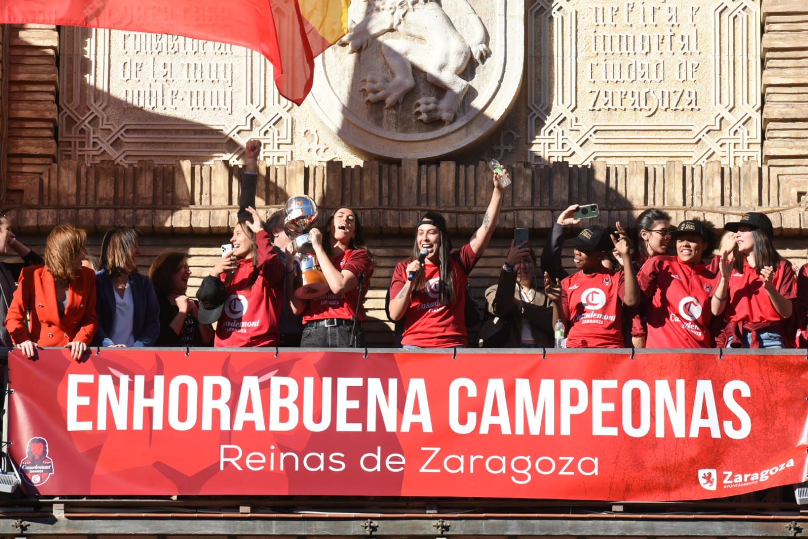 Baño de masas del Casademont Zaragoza en la plaza del Pilar y ofrenda de la Copa de la Reina a la Virgen del Pilar