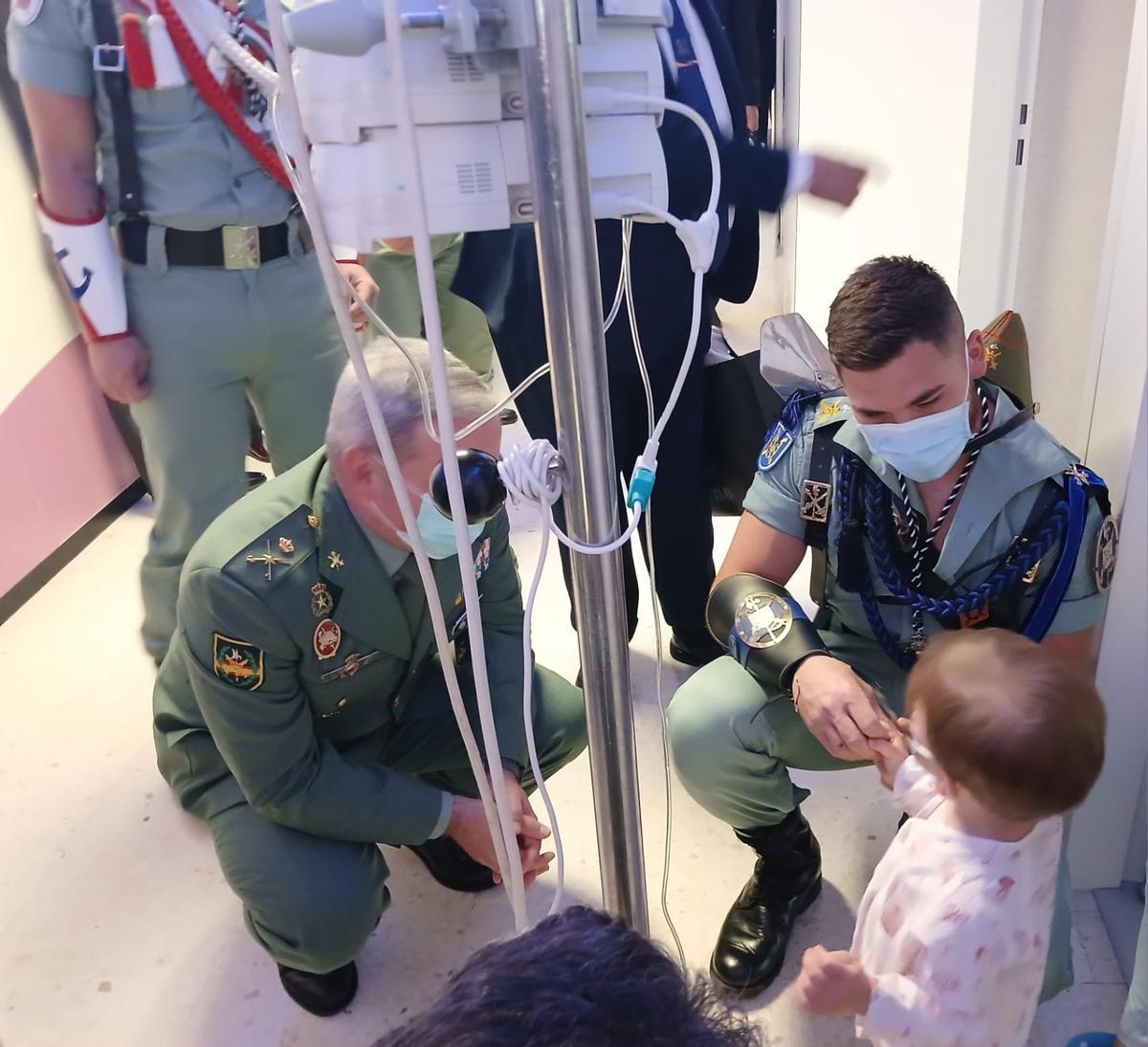 Los pacientes pediátricos ingresados en el Hospital Materno Infantil de Málaga han recibido la visita de los oficiales de la Legión Española y miembros de la Congregación de Mena.