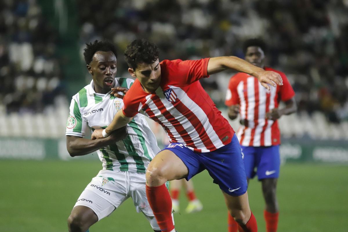 Diarra forcejea con un rival colchonero durante el encuentro entre el Córdoba CF y el Atlético B, este domingo en El Arcángel.