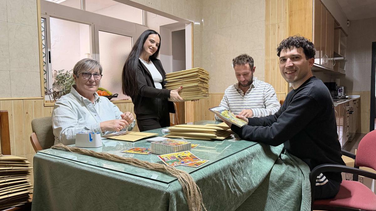Juanjo Cerezo, junto a su familia, preparando la nueva edición del Calendario Extremeño.