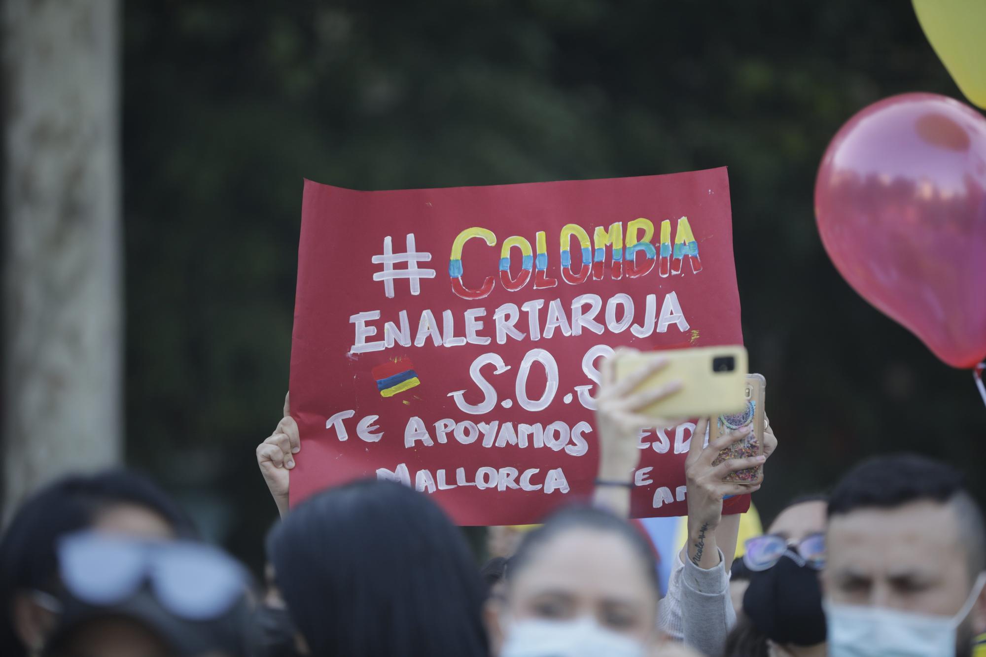 Más de 500 personas se manifiestan en Palma por la libertad de Colombia