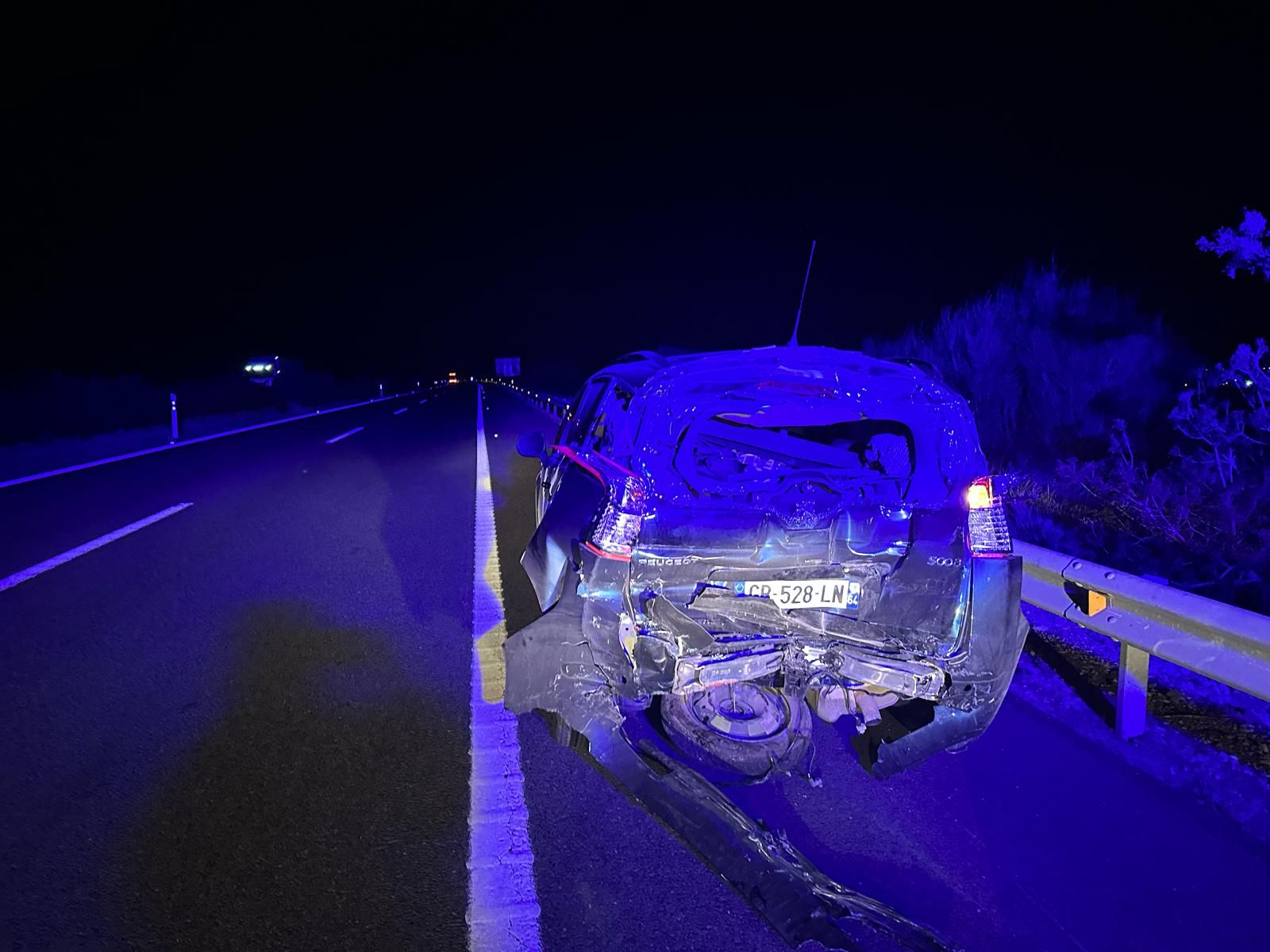 Un vehículo queda destrozado tras ser alcanzado por un camión en la AP7 en Castellón