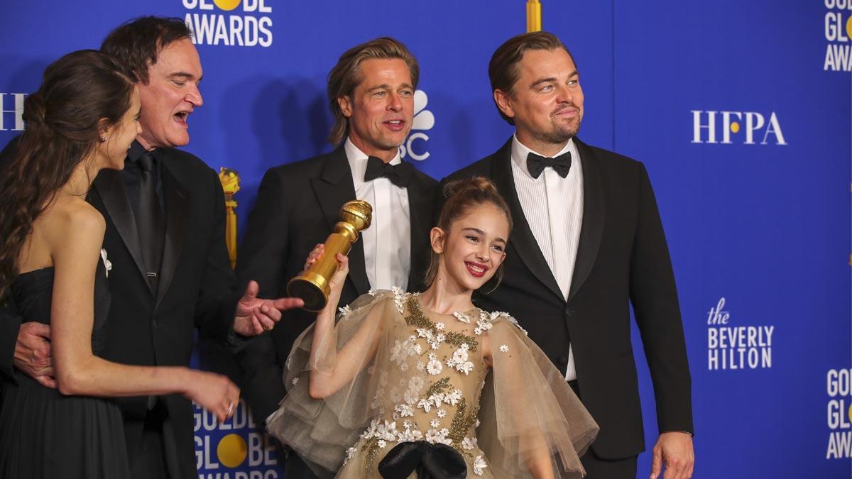 ’Érase una vez en... Hollywood’ triunfa en los Globos de Oro. En la foto, parte del elenco de la película: Margaret Qualley, Quentin Tarantino, Brad Pitt, Leonardo DiCaprio y Julia Butters, durante la ceremonia.