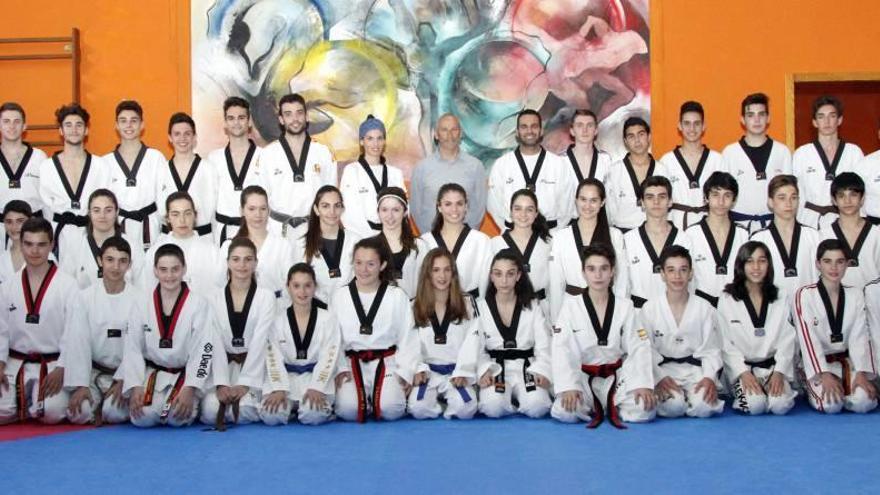 La selección balear de taekwondo posa en el Príncipes de España.