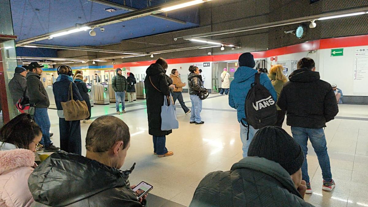 Pasajeros esperando en la estación El Casar C-3