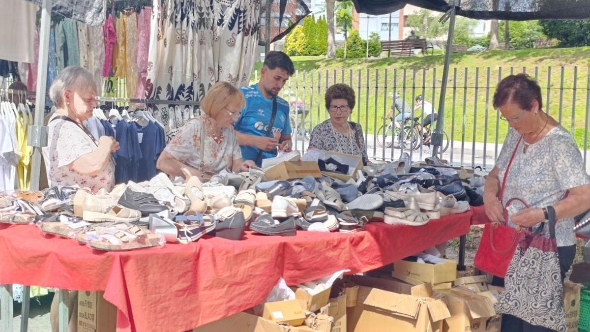 El mercado de Pola de Siero aumenta la venta de ropa veraniega en la ola de calor