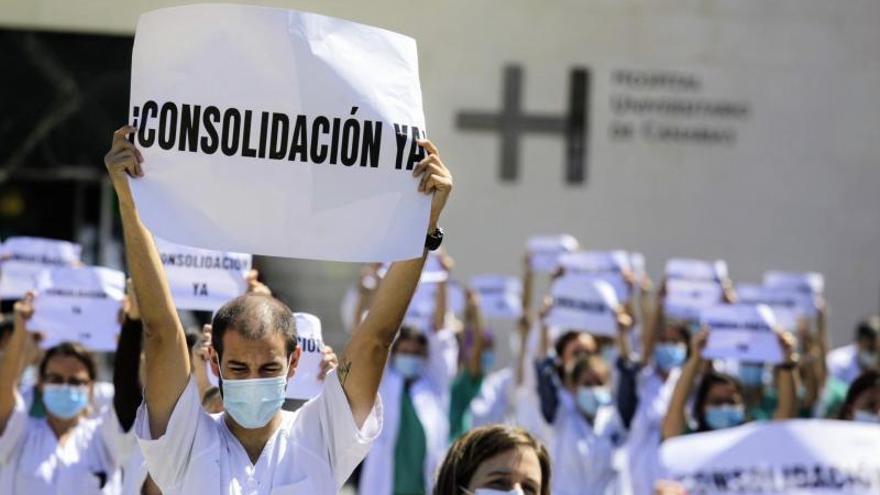 Los médicos del Hospital Universitario de Canarias se manifiestan por la estabilidad laboral .