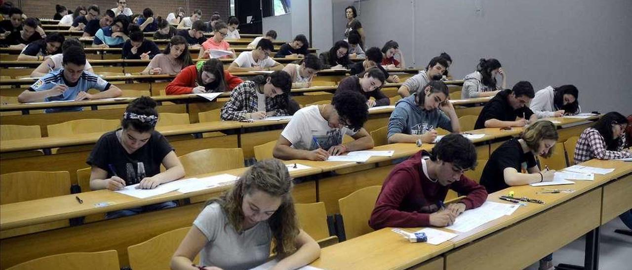 Estudiantes realizando las pruebas de acceso a la universidad en el campus de Pontevedra. // Rafa Vázquez