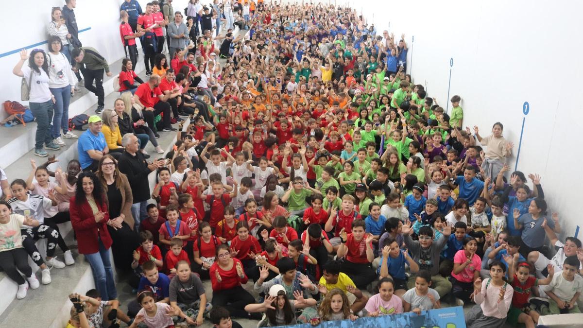 Multitudinària foto de família al trinquet municipal de Tavernes de la Valldigna.