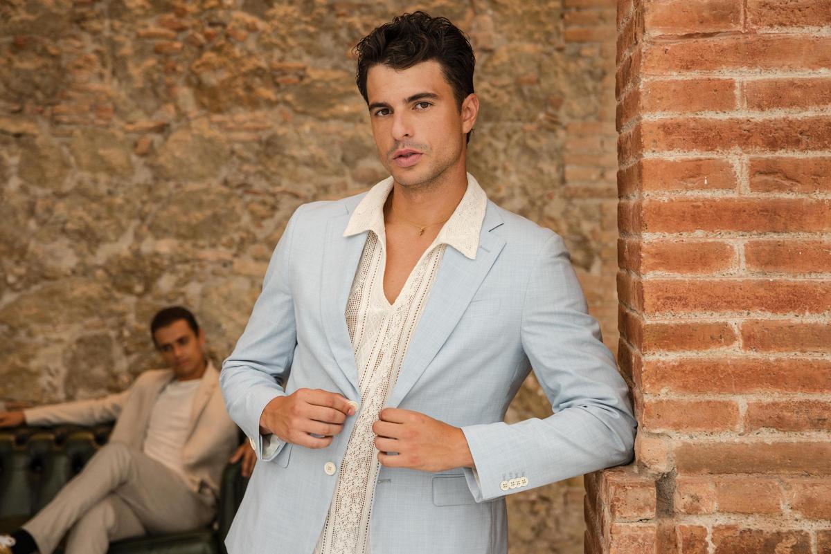 El azul sereno no solo vestirá la decoración, también a los novios.