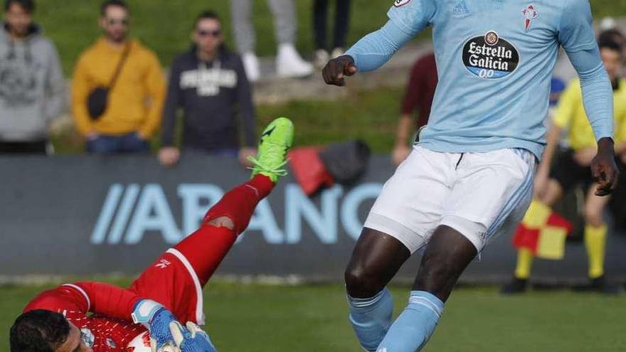 Manu Apeh encara a un portero en un encuentro de esta temporada. // Ricardo Grobas