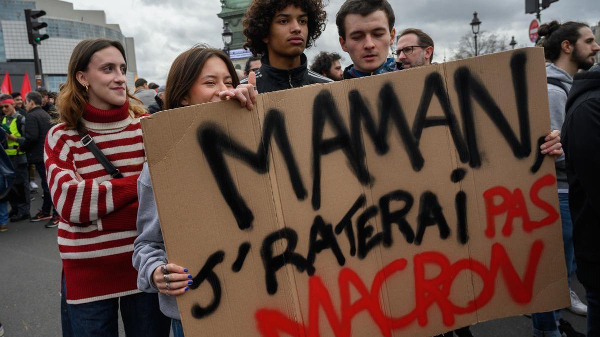 Un grupo de jóvenes durante una manifestación contra la reforma de las pensiones, el pasado viernes en París.