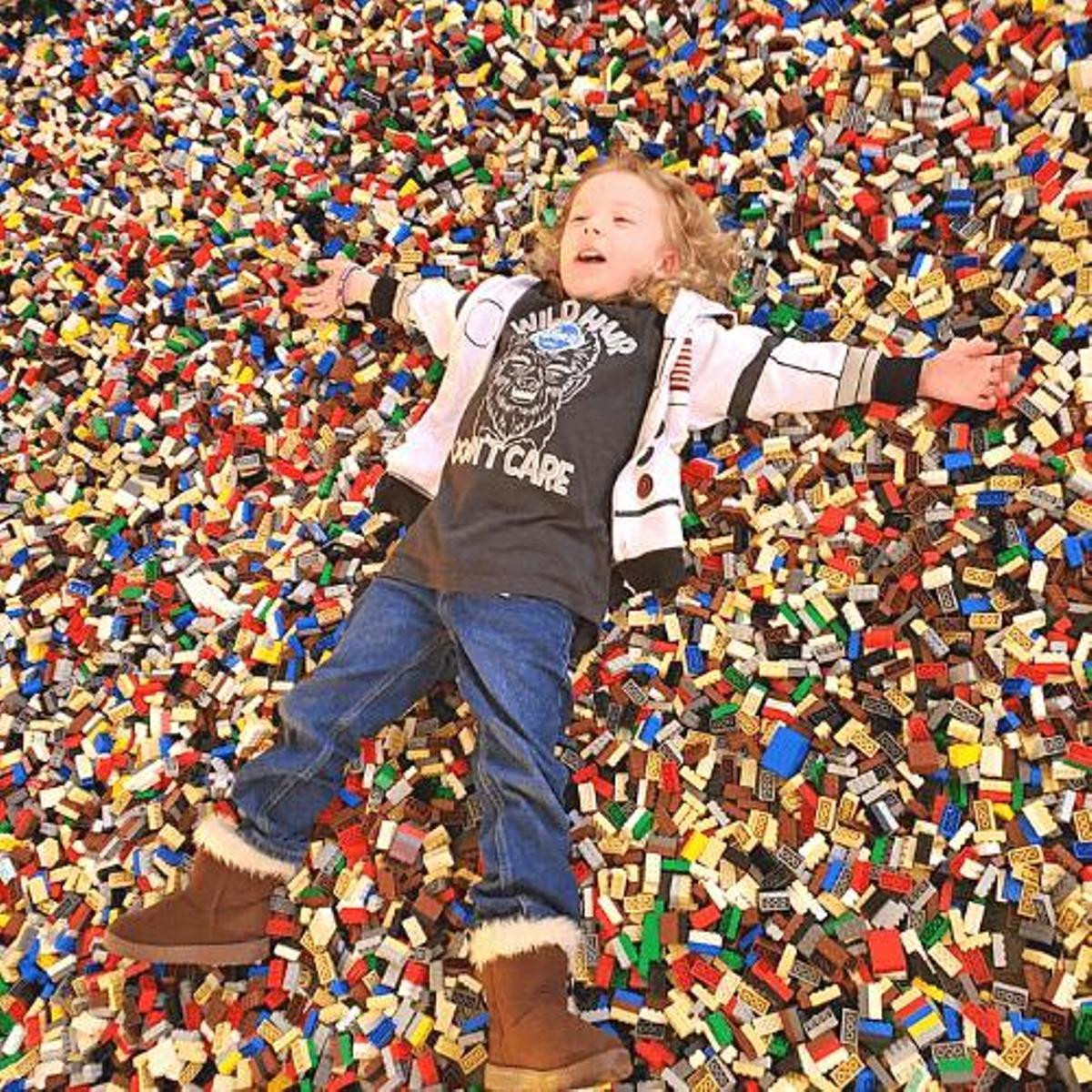 Un niño juega en la piscina de más de 20.000 piezas de Lego