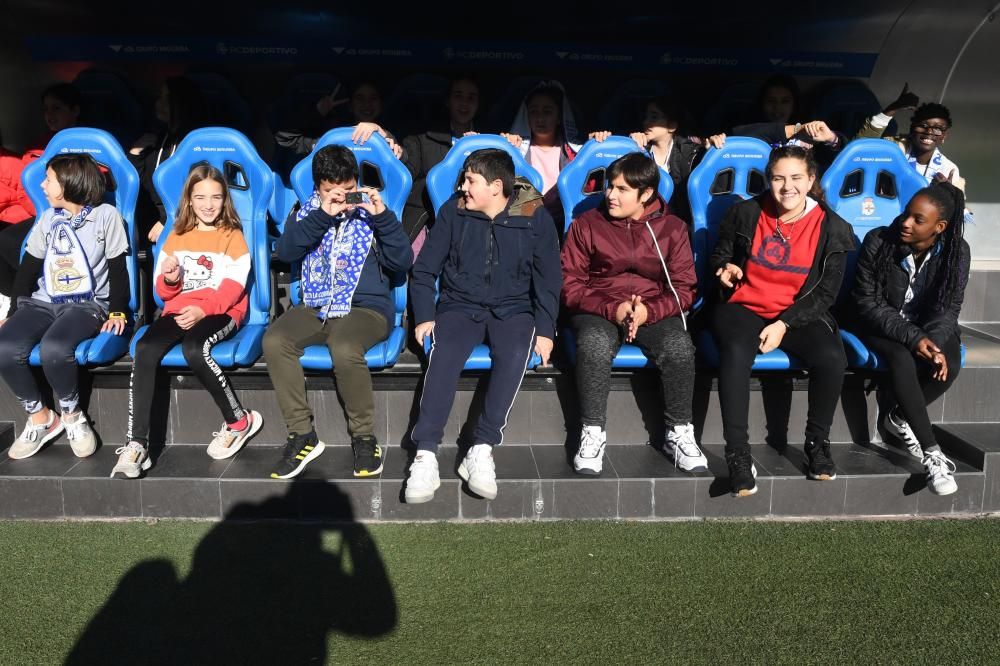 Alumnos del Curros Enríquez, de A Coruña, y el Juana de Vega, de Oleiros, viven la experiencia blanquiazul