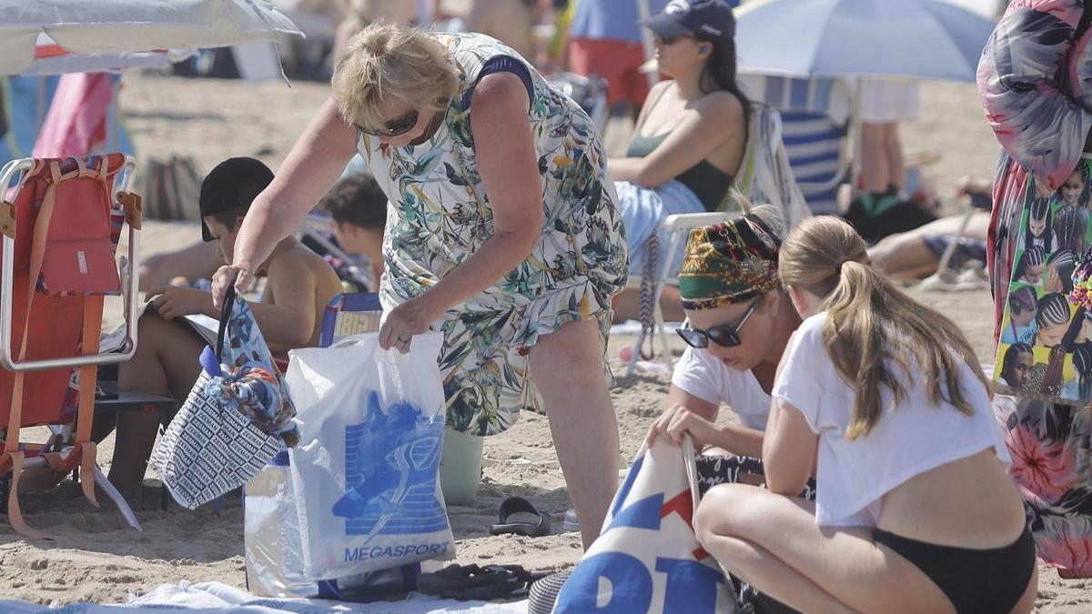 Veraneantes extranjeras a su llegada a una playa de La Manga.