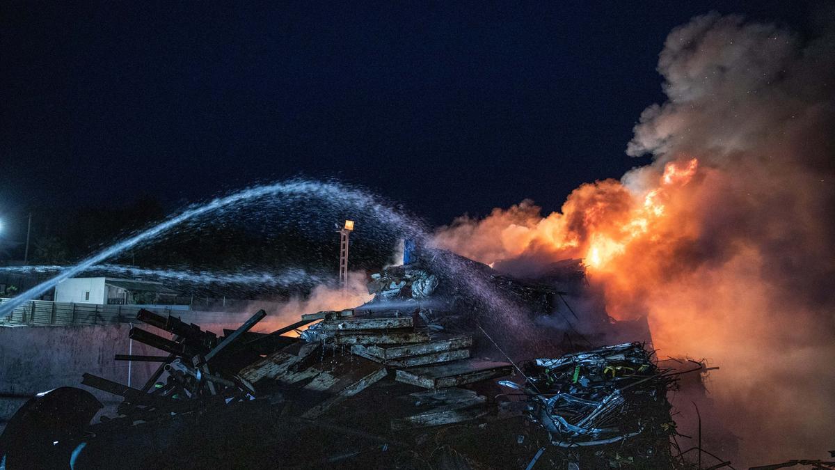 Declarado un fuego en el desguace de Ca Na Negreta