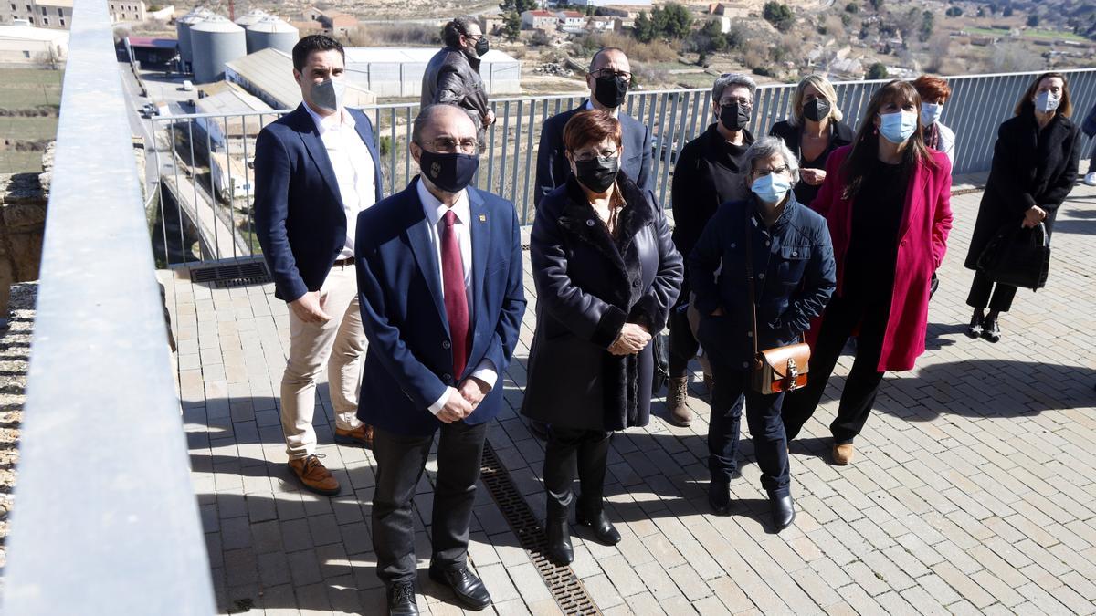 Un momento de la visita institucional, en las puertas del Castillo de Caspe.