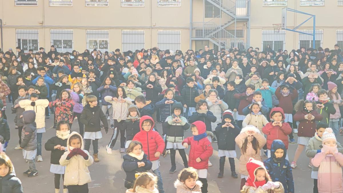 Coreografía de los alumnos del colegio Sagrado Corazón de Jesús de Zamora (Amor de Dios).