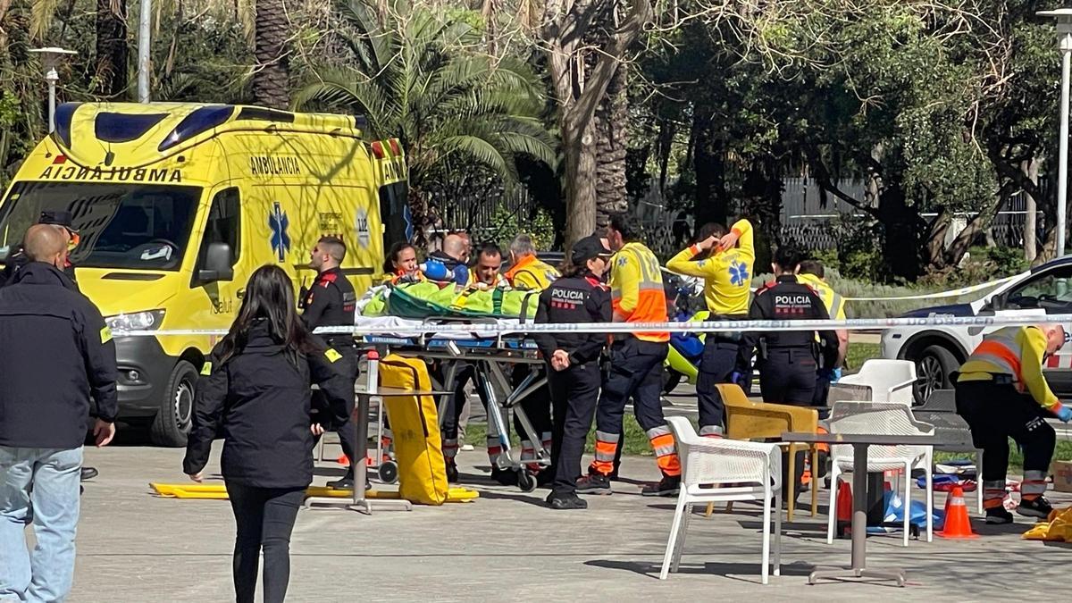 El herido de bala atendido por los servicios de emergencia cerca de Diagonal Mar