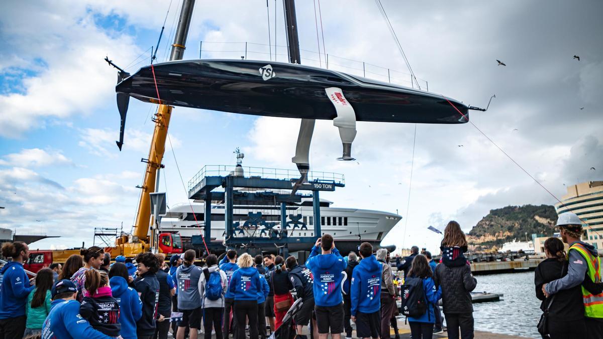 El nuevo AC75, bautizado como 'Patriot', del equipo American Magic de la Copa América de vela, a punto de ser puesto en el agua por primera vez en el Port Vell.