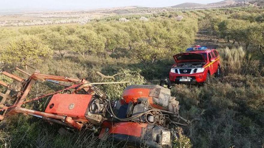 Fallece un hombre al volcar el tractor que conducía y quedar atrapado