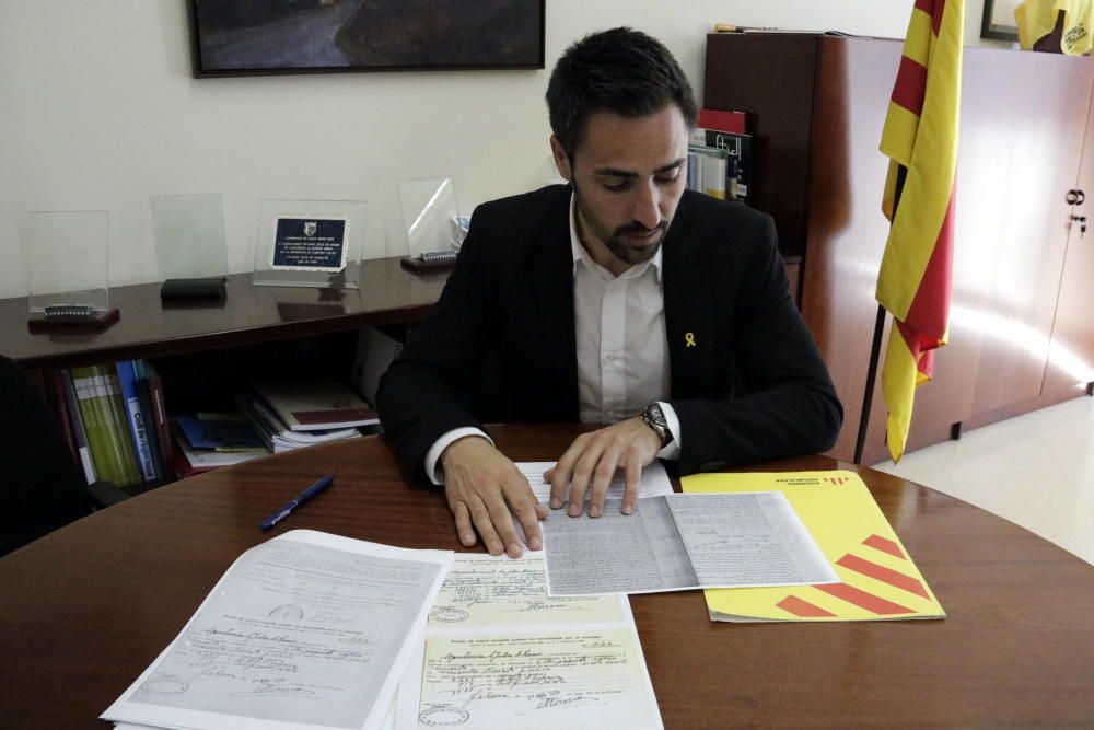 L'alcalde de Sant Julià de Ramis amb els documents que justifiquen els diners republicans que l'ajuntament va entregar i no van tornar