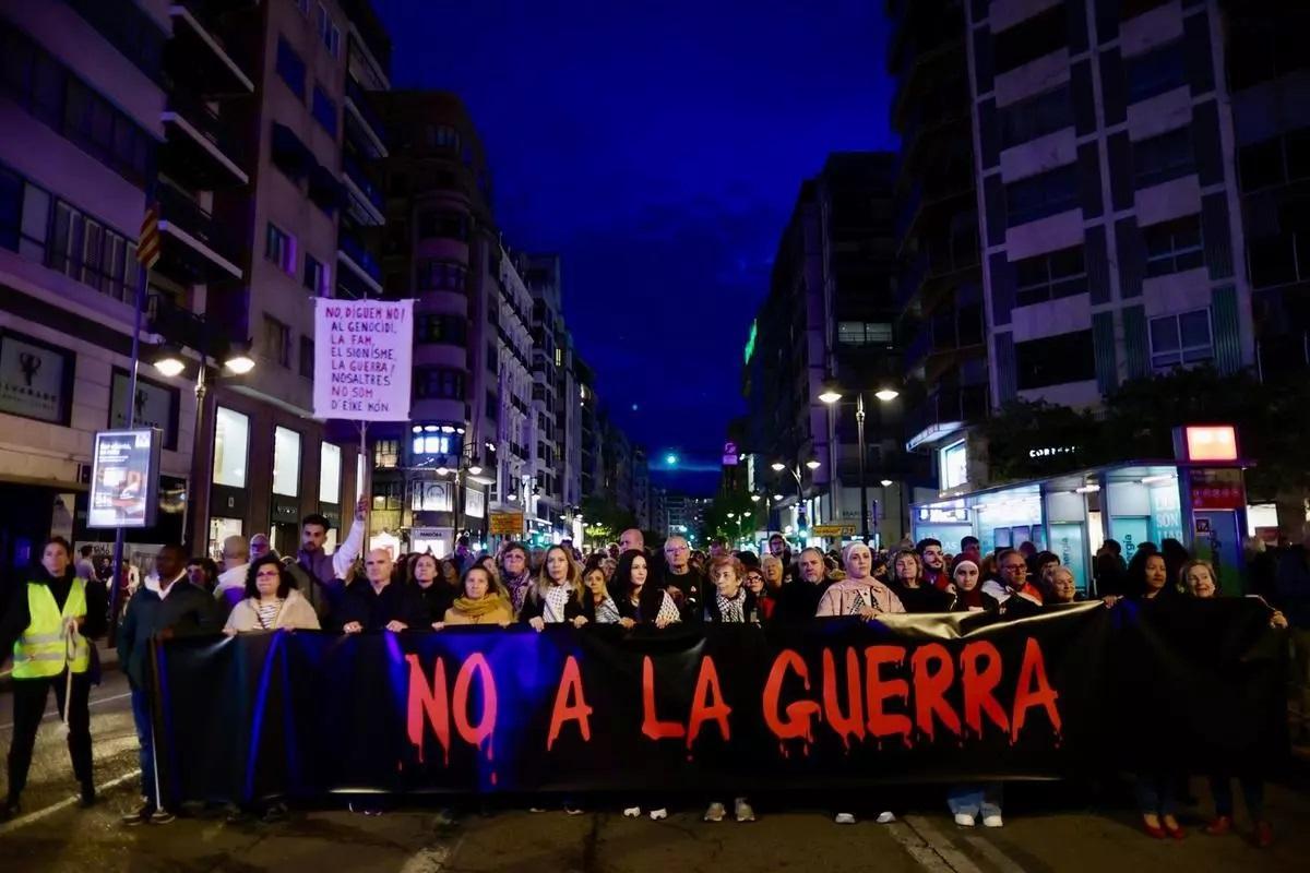 Manifestantes recorren las calles de València en la protesta por la guerra en Oriente Medio.
