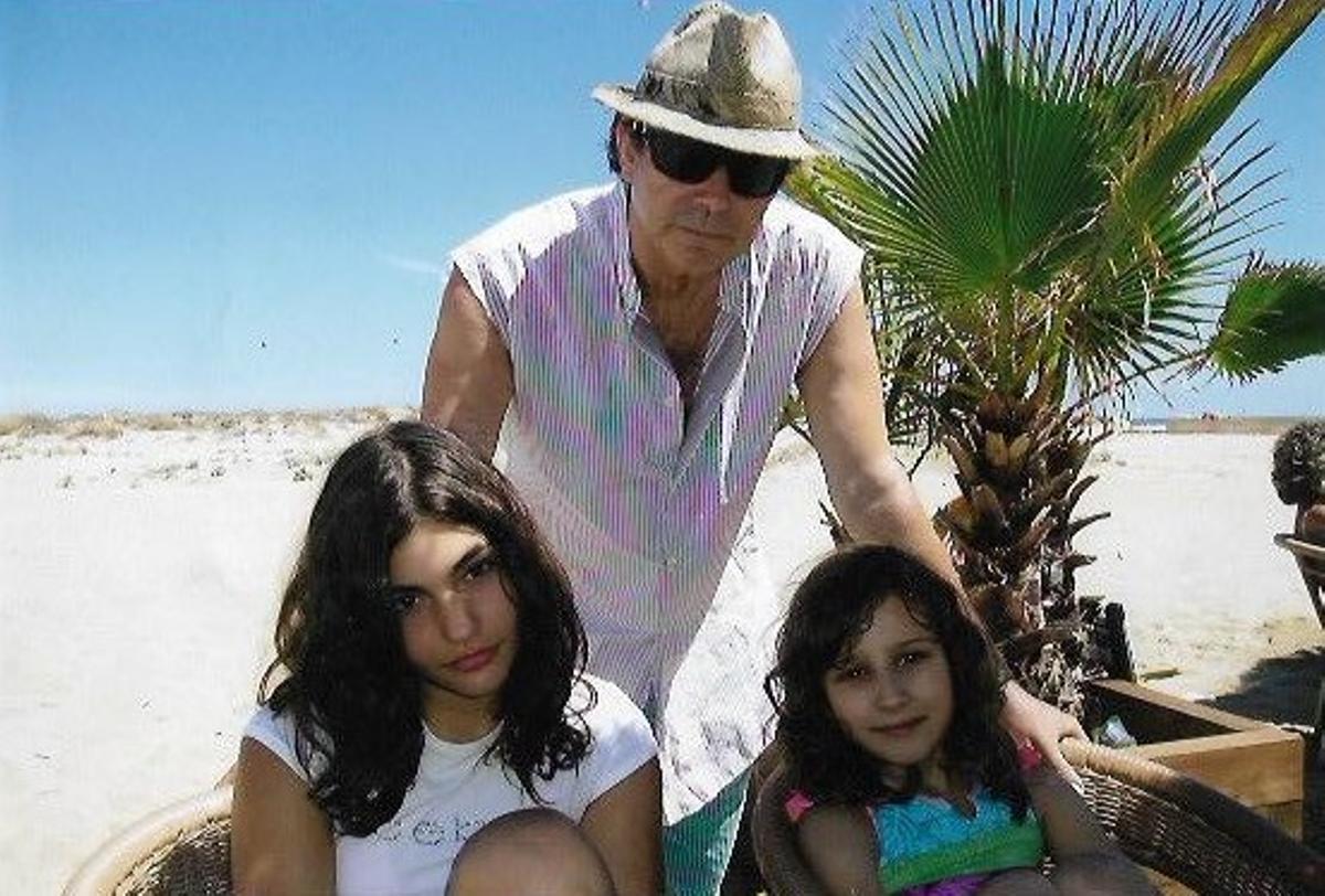 Jesús Quintero, en la playa junto a sus hijas Andrea (izquierda) y Lola (derecha).