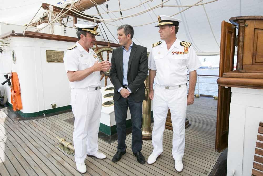 Fernando Clavijo visita el buque escuela