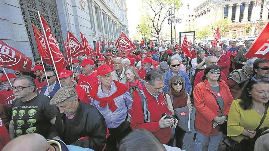 Cientos de jubilados rodeanel Banco de España en Madrid