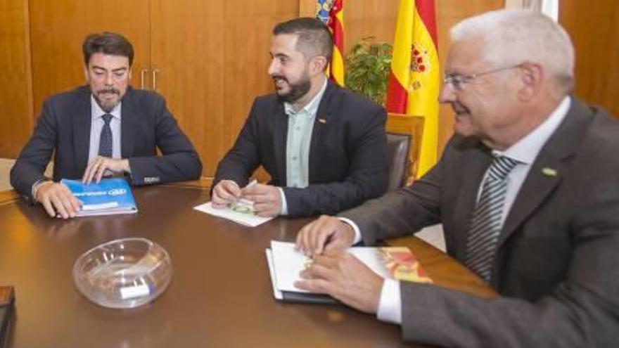 Barcala (PP) con los ediles de Vox, en la reunión de la ronda inicial.