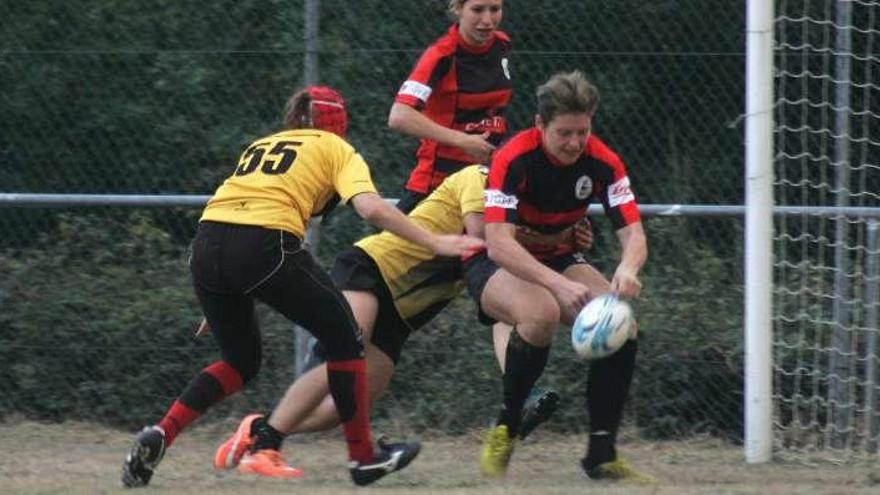 Rocío Eiras es placada en el partido de ayer. // Bernabé/Luismy