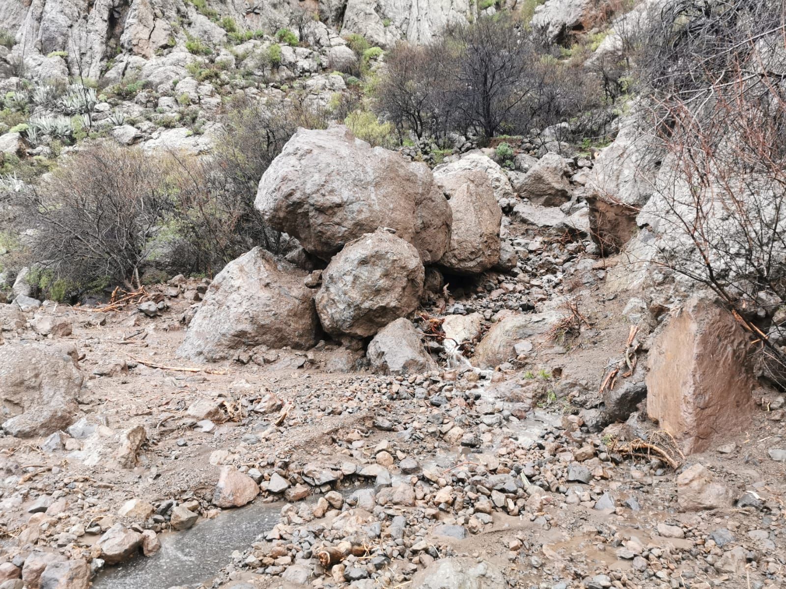 Desprendimientos en la subida a Fataga