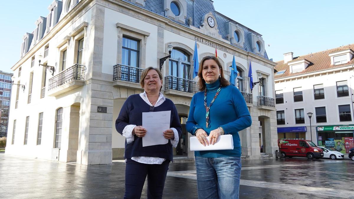 Ana Nosti y Amelia Areces, en la plaza del Ayuntamiento de Siero.