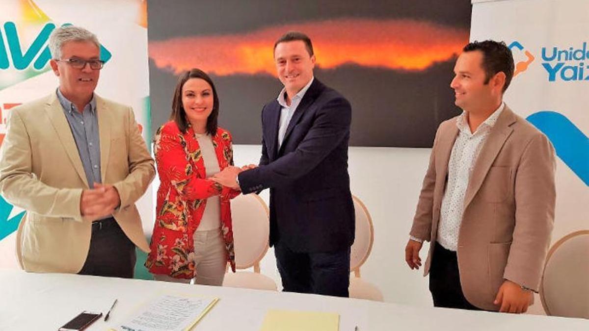 Ángel Domínguez (i), Migdalia Machín, Óscar Noda y Jonatan Lemes, ayer, en Puerto Calero tras la firma del pacto de gobierno en 2019.