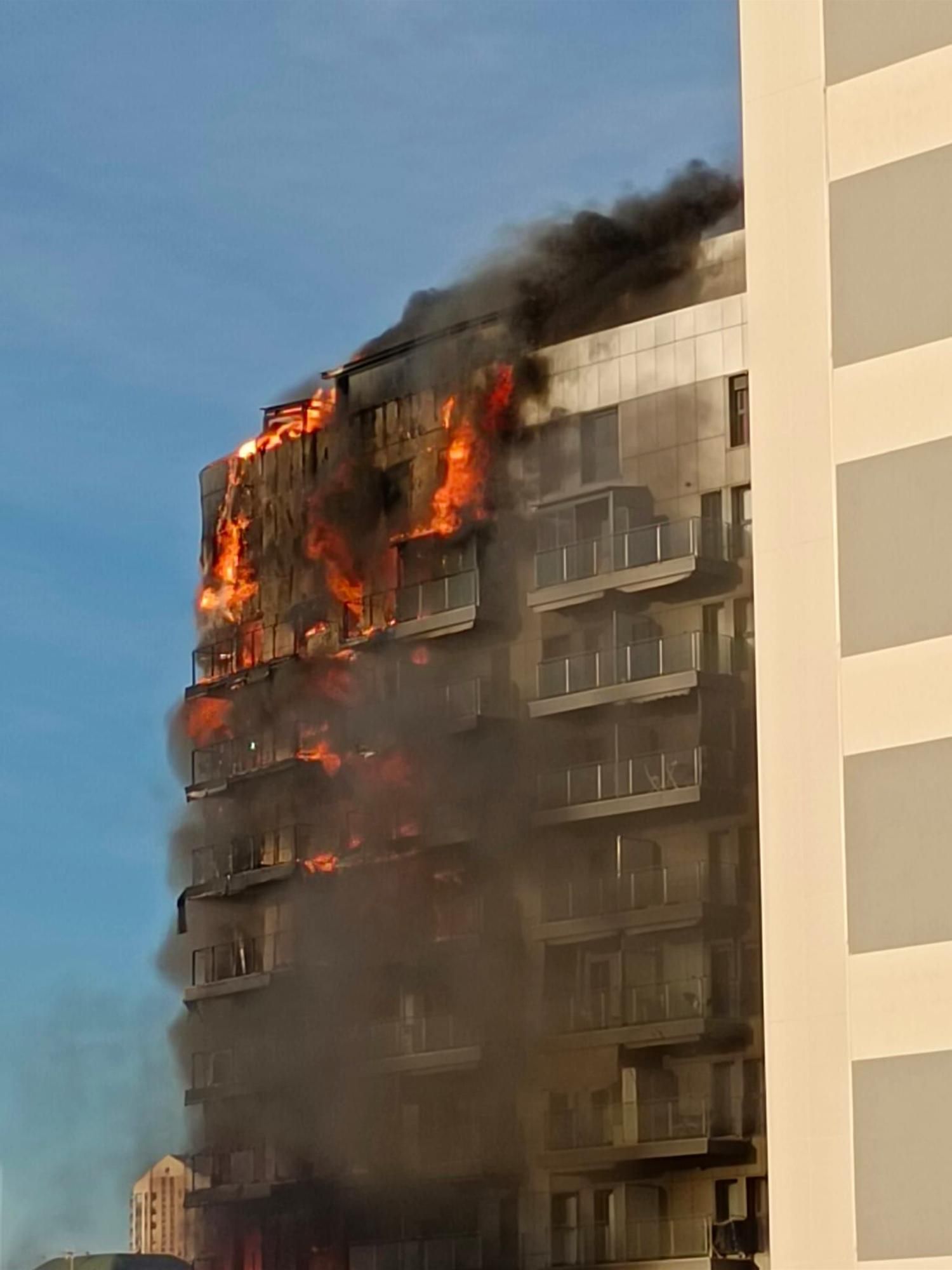 Un incendio arrasa un edificio en València