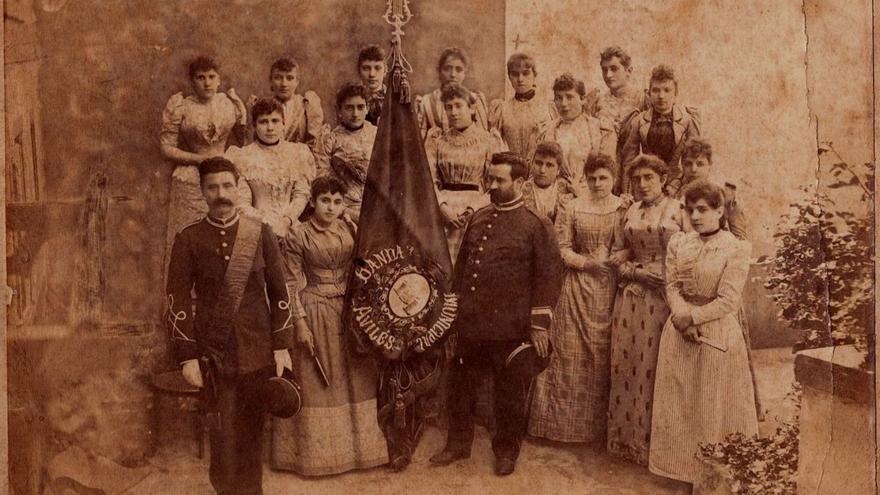 El segundo director de la Banda de Música, Juan Colás y López, a la izquierda, recibe la bandera de María Álvarez y Suárez y de sus amigas en agosto de 1894.